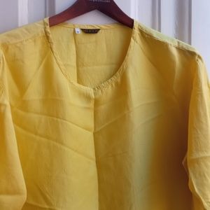 Silk short sleeve top Labeled as M but definitely XL